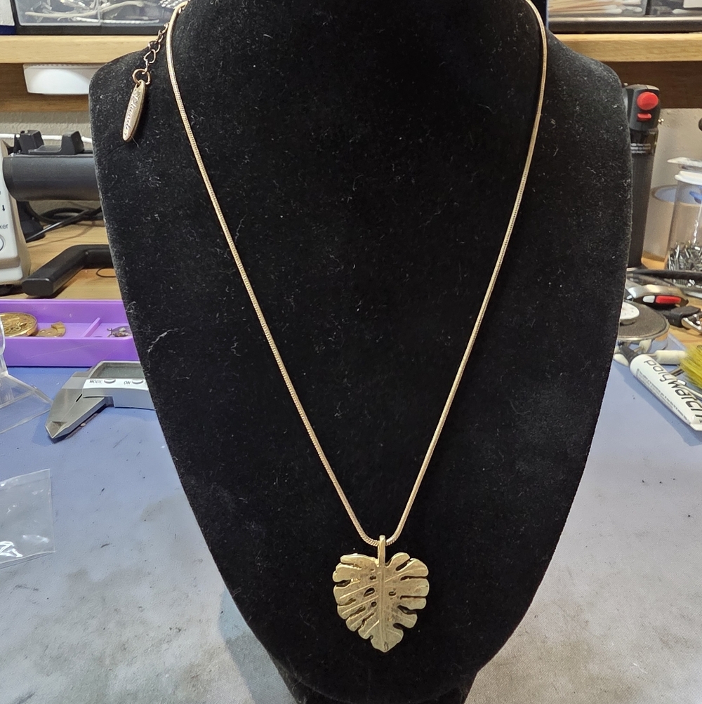 Plunder Liesel Gold leaf necklace